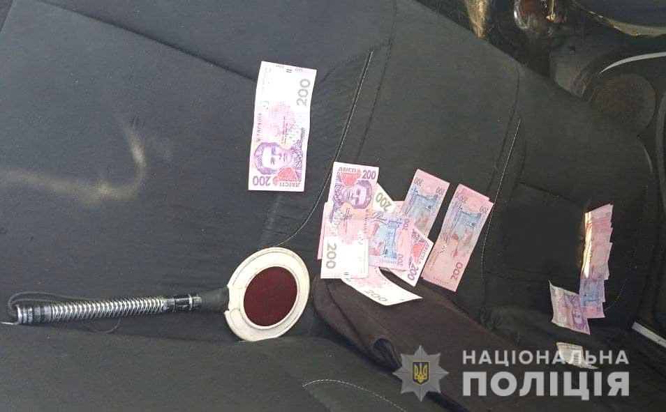 На Рівненщині п'яний водій закидав грошима авто патрульних