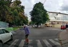 У Луцьку таксист ледь не збив пішохода на переході (відео)
