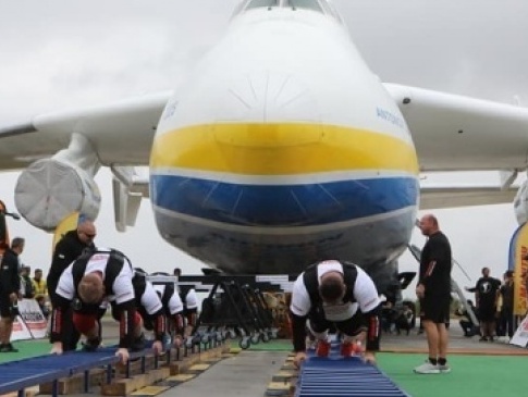 Українські стронгмени протягнули найбільший літак у світі
