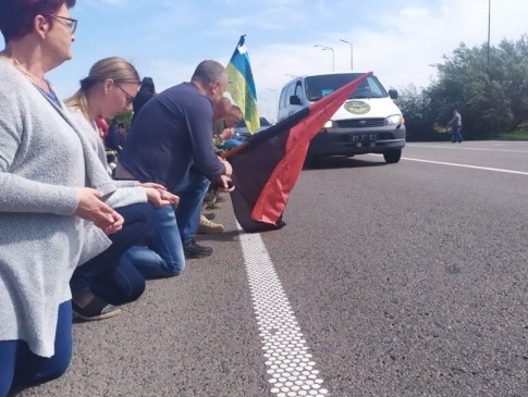 На Львівщині на колінах зустрічали кіборга, який загинув у 2015