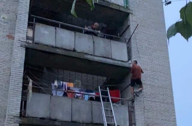 На Волині з балкону 4-поверху рятували «самогубця»