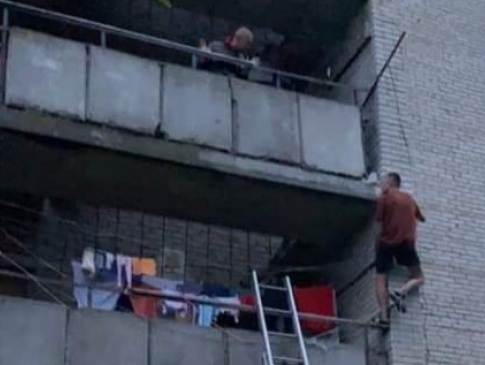 На Волині з балкону 4-поверху рятували «самогубця»