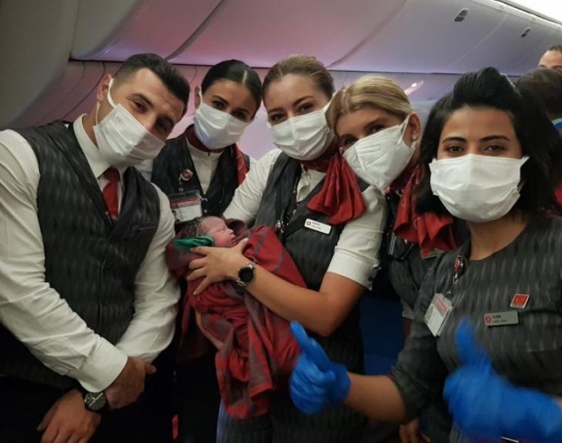 26-річна афганка народила на борту евакуаційного літака