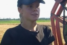 На Волині донька фермера з 15 років керує комбайном