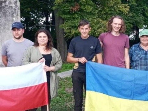 На Волині волонтери розчистили від чагарників польський цвинтар