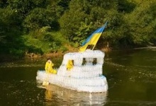 У Івано-Франківську змайстрували корабель з пластикових пляшок