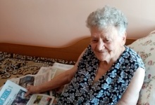 86-річна підопічна будинку престарілих у Луцькому районі робить собі завивку і в’яже шкарпетки на продаж