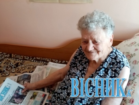 86-річна підопічна будинку престарілих у Луцькому районі робить собі завивку і в’яже шкарпетки на продаж