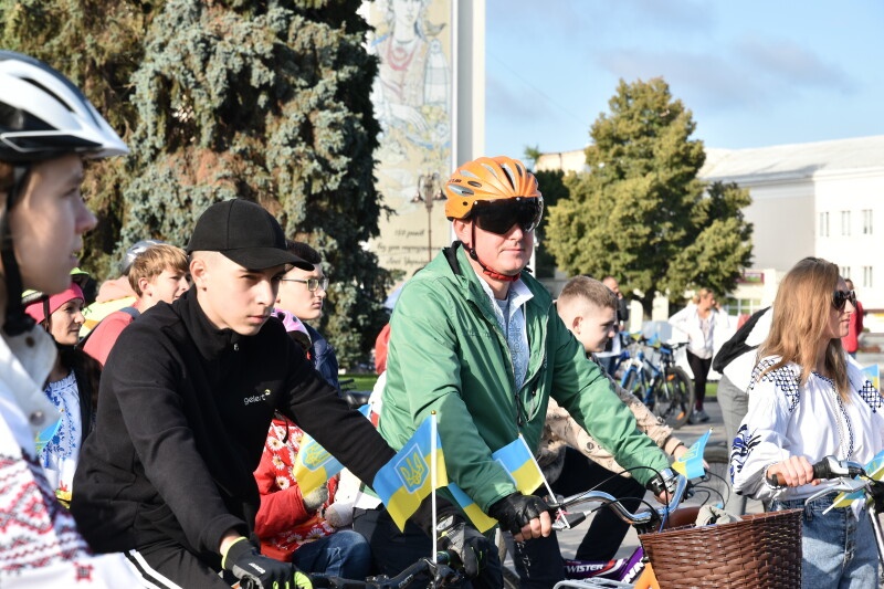 У Луцьку більше сотні містян взяли участь у велопробігу в вишиванках