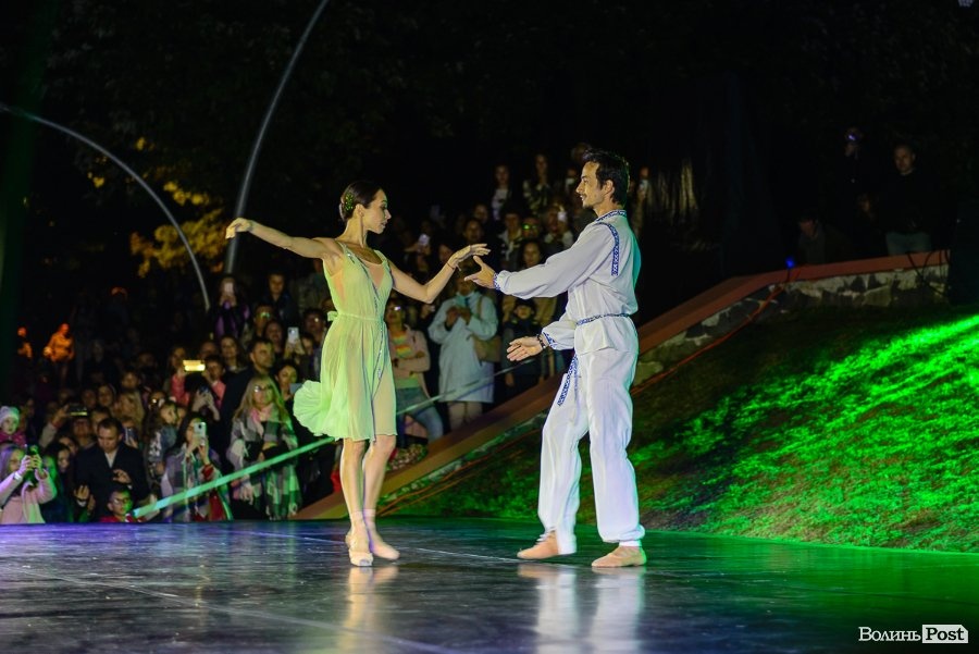У Луцьку в парку виступила прима-балерина зі своїм чоловіком