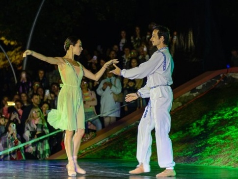 У Луцьку в парку виступила прима-балерина зі своїм чоловіком