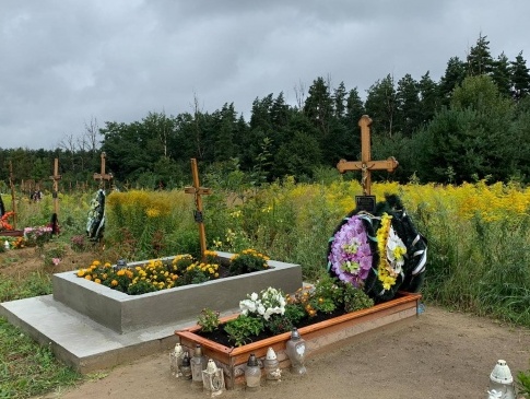 Біля Львова чоловік облаштував нелегальний цвинтар