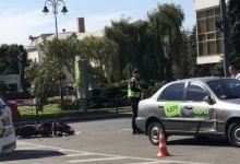 Відео ДТП у центрі Луцька, де водій таксі збив 17-річного мотоцикліста