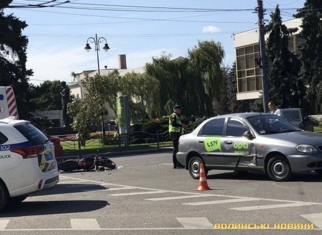 Відео ДТП у центрі Луцька, де водій таксі збив 17-річного мотоцикліста