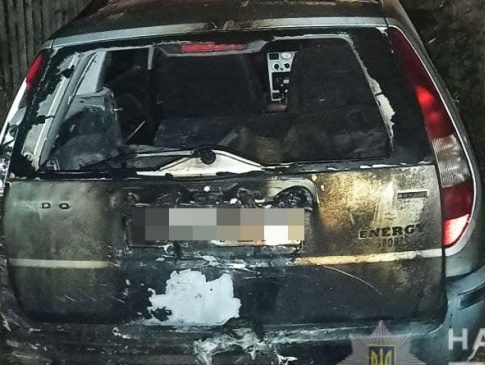 На Рівненщині 17-річний хлопець спалив машину волинянина