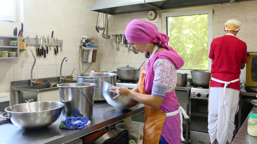 У Луцьку готують індійську їжу нужденним