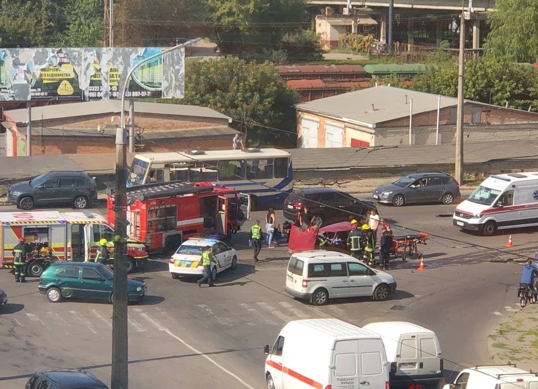 Аварія у Луцьку: потерпілих з авто намагались визволити очевидці