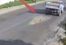 У Луцьку вантажівка розсипала ґрунт посеред дороги