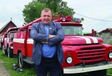 Волонтер-вогнеборець з Рівненщини скуповує пожежні машини і рятує людей