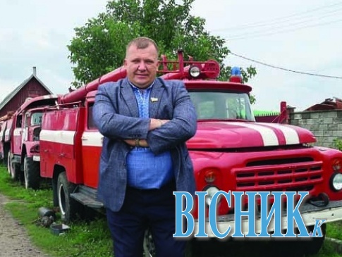 Волонтер-вогнеборець з Рівненщини скуповує пожежні машини і рятує людей