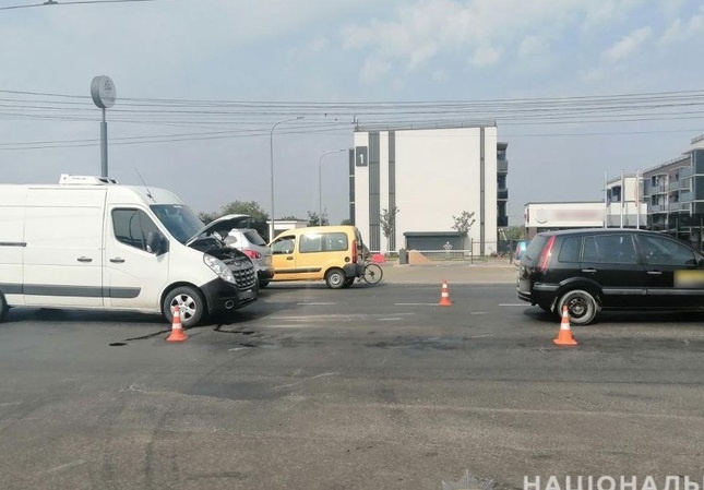 У Луцьку вантажівка врізалась в легковик: постраждала 29-річна жінка