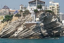 В Іспанії українка зірвалась зі скелі в море