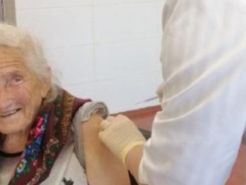 91-річна рівнянка вакцинувалася від коронавірусу