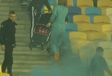 Жінка з дитиною у візочку ледве втекла: ультрас «Динамо» влаштували побоїще