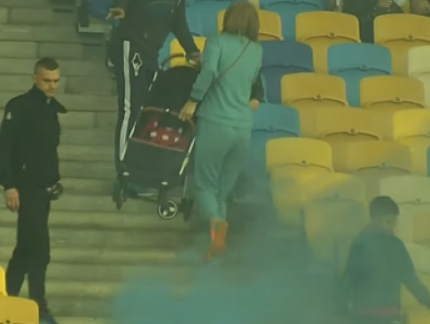 Жінка з дитиною у візочку ледве втекла: ультрас «Динамо» влаштували побоїще