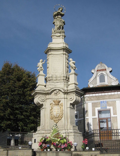 Статуя Діви Марії в Бучачі