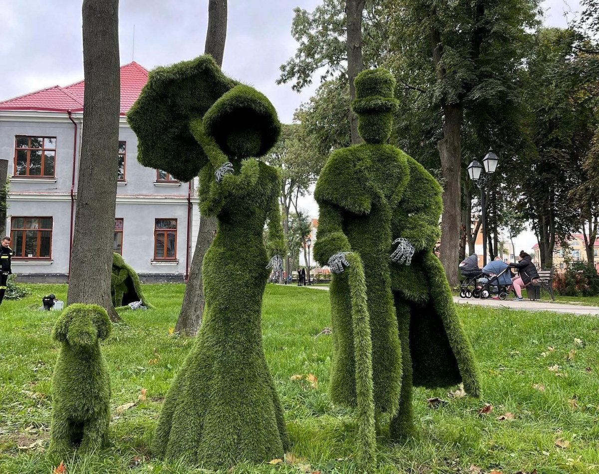 У місті на Волині створили оригінальну локацію із трав'яних скульптур