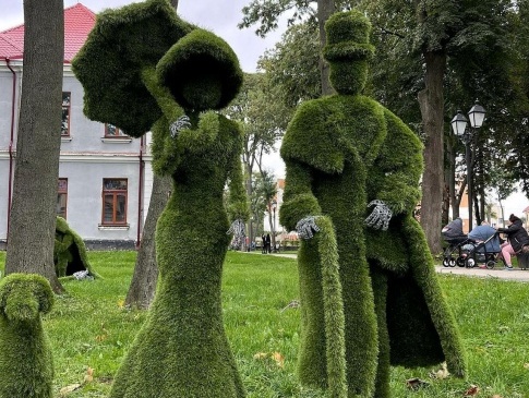 У місті на Волині створили оригінальну локацію із трав'яних скульптур