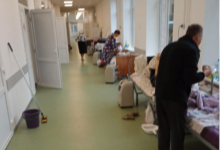 У Харкові пацієнти з коронавірусом лежать прямо у коридорі лікарні
