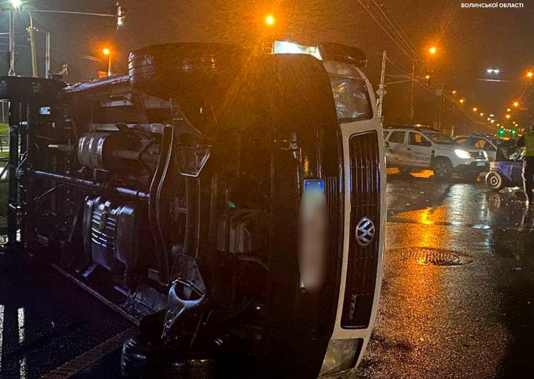 Від удару перекинулося авто: з'явилося відео аварії у Луцьку