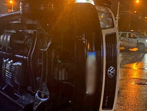 Від удару перекинулося авто: з'явилося відео аварії у Луцьку