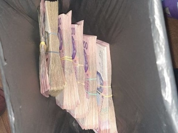 У Бердянську жінка знайшла на смітнику великий пакет з грошима