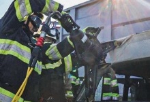 Волинські рятувальники ріжуть і палять автівки на Рівненщині