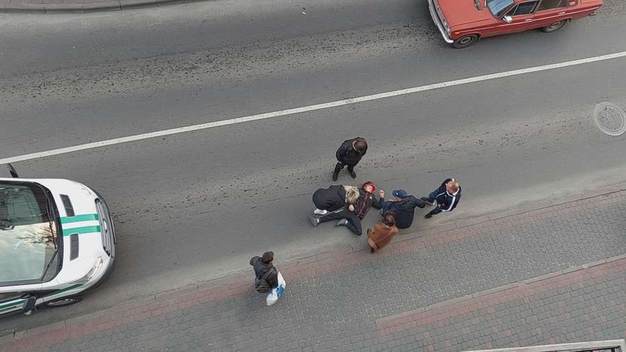 Показали відео аварії, у якій авто інкасаторів збило дитину на переході у Луцьку