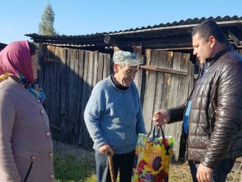 У громаді на Волині 60 людей похилого віку отримали подарунки