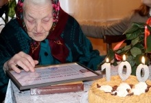 100-річна волинянка читає без окулярів