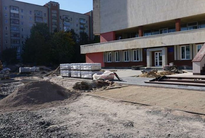 Площу перед РАЦСом у Луцьку готують до вкладання гранітного каменю