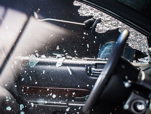 У Луцьку росіянин розбив вікно в авто та викрав гроші