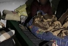 Без світла, газу і води: у столиці родина з немовлям оселилася в закинутому приміщенні