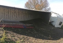 На Рівненщині перекинулася вантажівка із соняшником