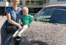 У Польщі українець за допомогою автівки-собаки збирає гроші на лікування сина