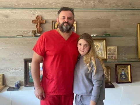 Хірург-священник безкоштовно прооперує понівечену в ДТП дівчину з Волині