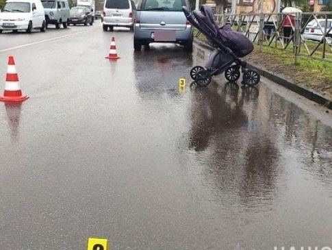 На Рівненщині легковик на переході збив візочок з немовлям