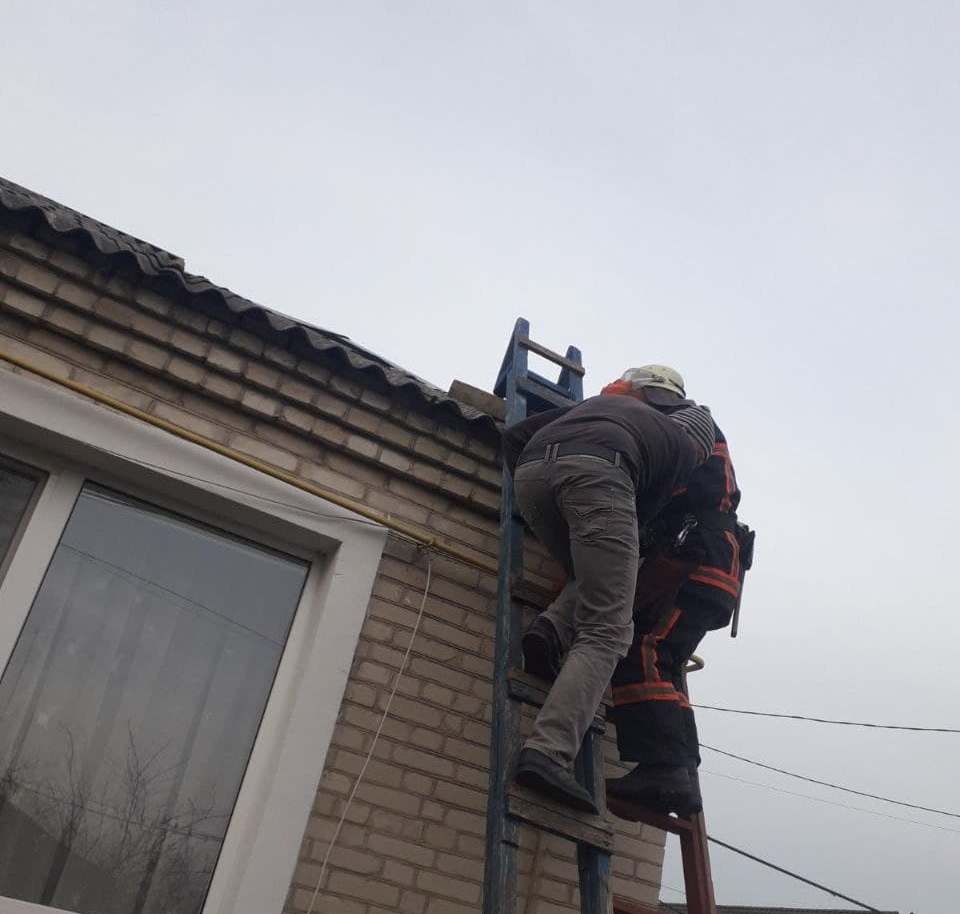 На Волині рятувальники зняли з даху будинку літнього чоловіка
