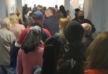 Сотня людей у черзі: у Луцьку ажіотаж в пункті вакцинації