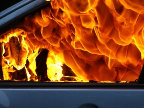 Українець попрощався з ексдружиною і підпалив себе в авто